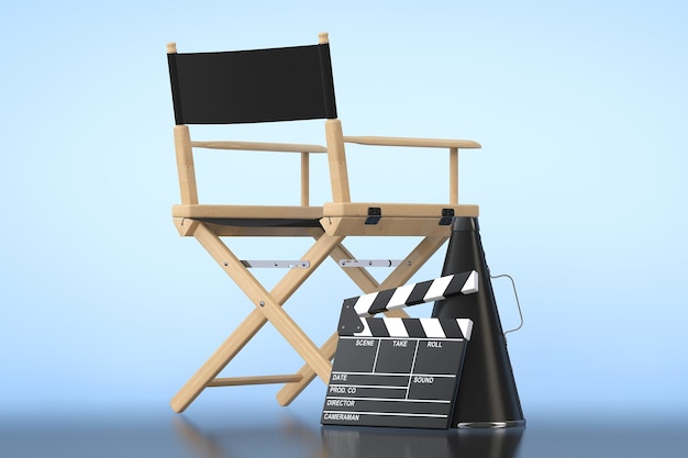 Sedia da regista, batacchio di film e megafono su sfondo blu
