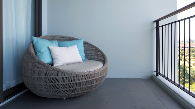 Sedia da spiaggia all'aperto sul balcone o sulla terrazza della camera d'albergo realizzata in legno naturale chiamato rattan