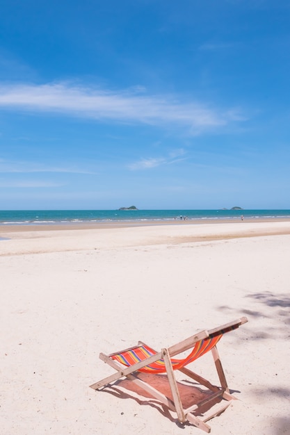 Sedia di tela rossa sulla spiaggia.