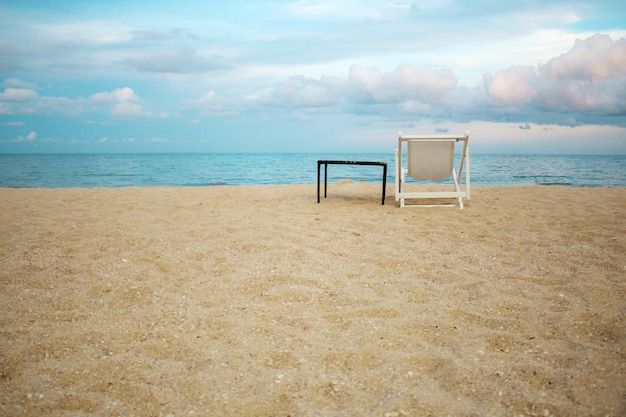 Sedia e scrivania sulla spiaggia.