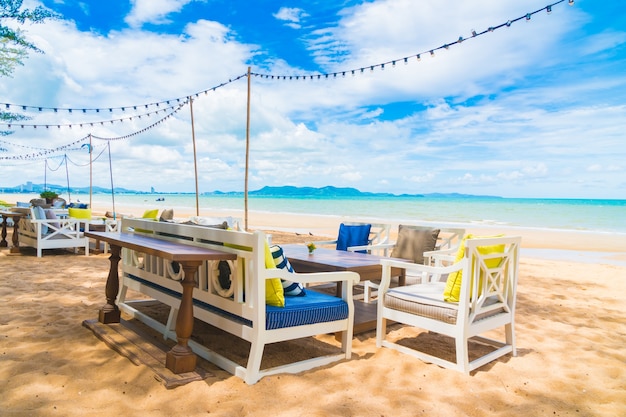 Sedia e tavola pranzo sulla spiaggia e mare con cielo blu