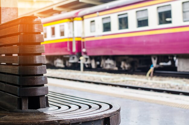 Sedia in legno per stazione ferroviaria