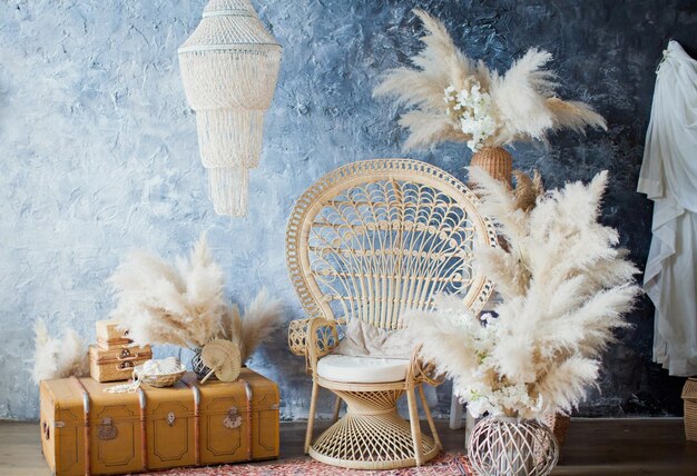 Sedia in rattan pavone in camera soppalcata con decorazioni boho