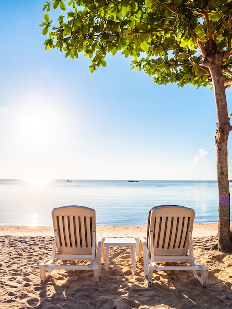 Sedia vuota sulla spiaggia tropicale mare e oceano