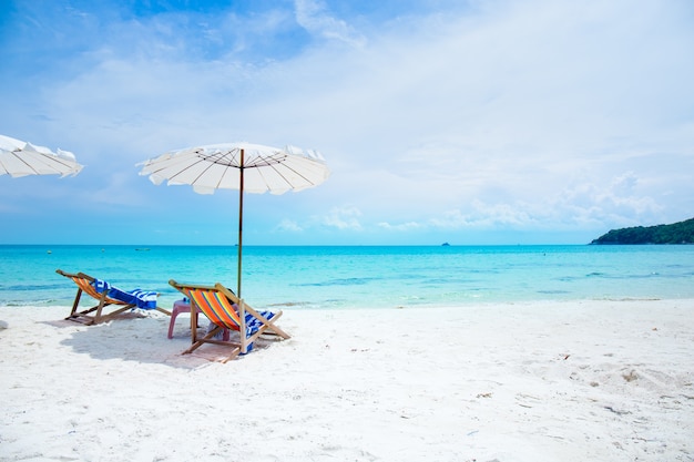 Sedie a sdraio e ombrelloni sulla spiaggia di Koh Samet in Thailandia.