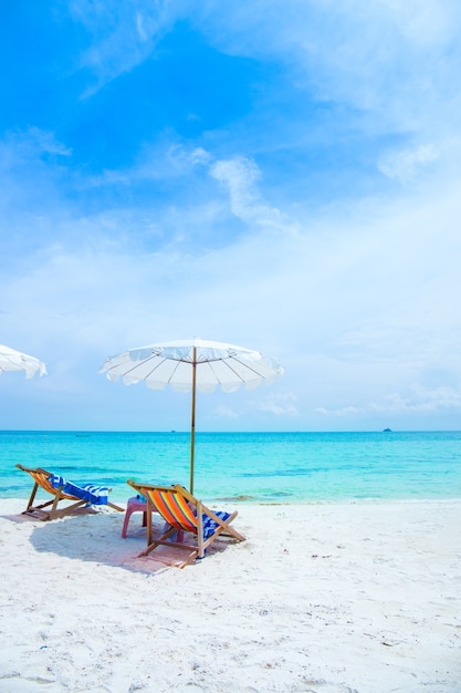 Sedie a sdraio e ombrelloni sulla spiaggia di Koh Samet in Thailandia.