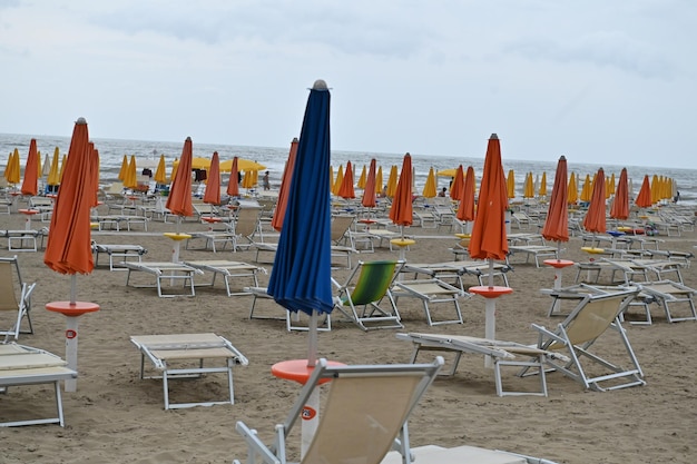 Sedie a sdraio e ombrelloni sulla spiaggia di sabbia in Italia