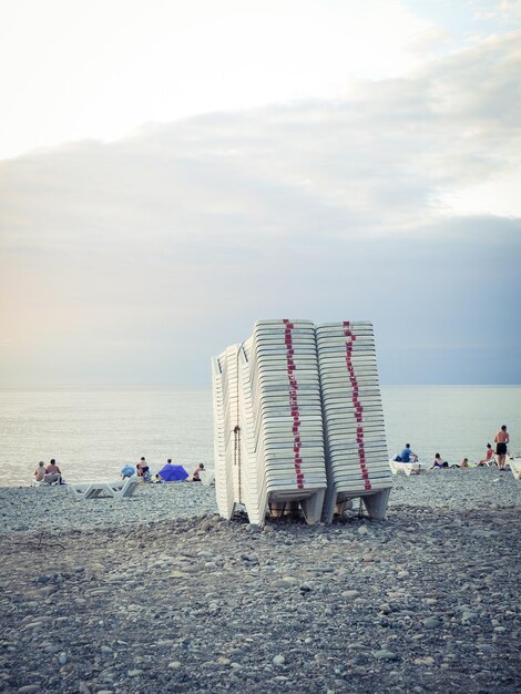 Sedie a sdraio impilate sulla spiaggia