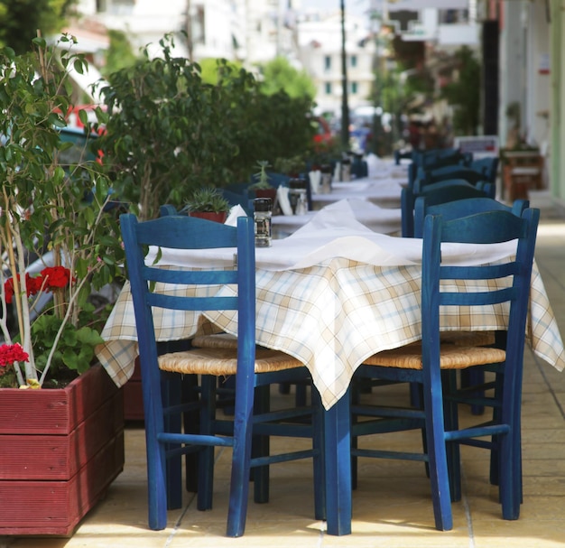 Sedie blu su un caffè greco su Zante