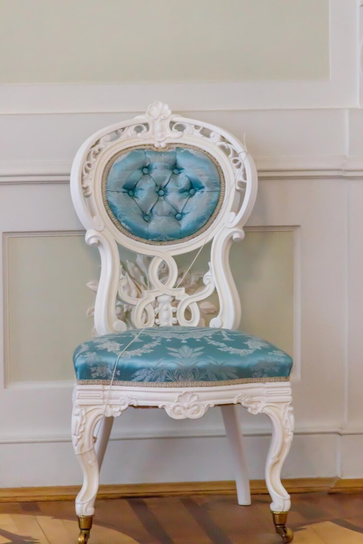 Sedie classiche blu in una stanza