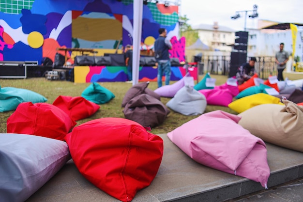 Sedie colorate in borsa di fagioli posizionate sul festival all'aperto di fronte al palco