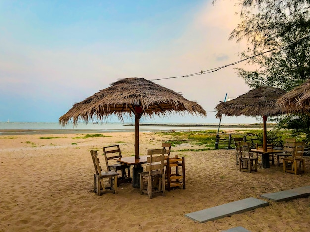 Sedie con ombrellone sullo sfondo spiaggia