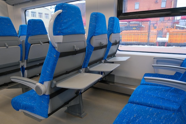 Sedie con tavoli pieghevoli nel trasporto pubblico Sedili nel treno dei pendolari