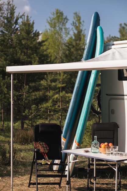 Sedie da esterno e tavolo da picnic vicino al camper