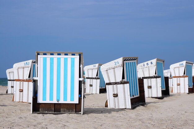 Sedie da spiaggia in vimini con tetto