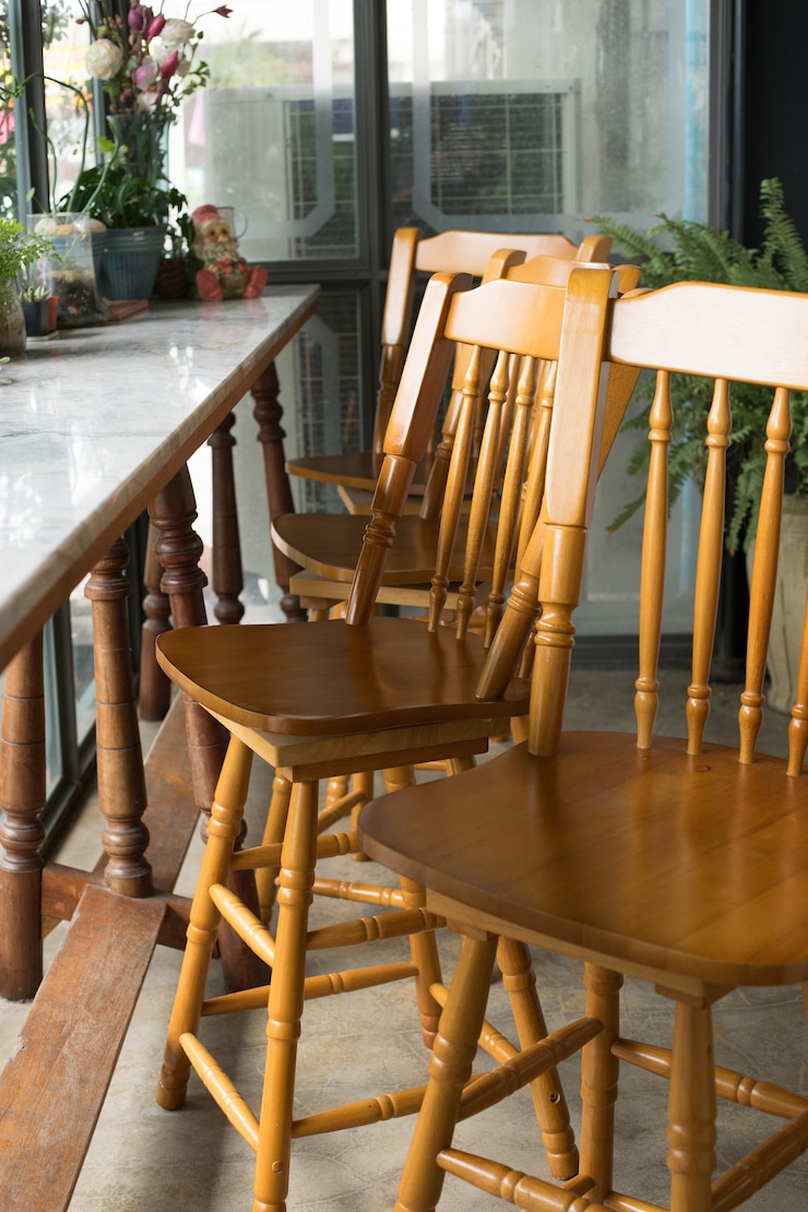 Foto sedie dall&#39;interno di un ristorante, sezione bar