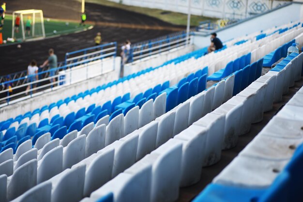 Sedie di plastica sugli spalti di uno stadio Fai il tifo sugli spalti dello stadio