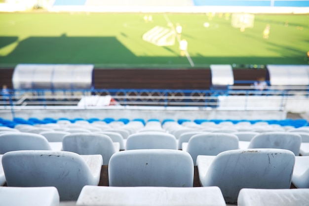 Sedie di plastica sugli spalti di uno stadio Fai il tifo sugli spalti dello stadio