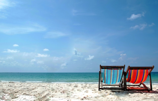 sedie e ombrellone in spiaggia