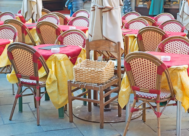 Sedie e tavoli di un pub in una piazza italiana