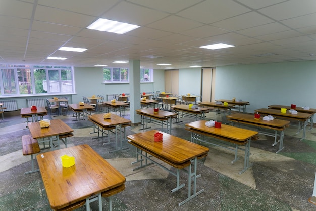 Sedie e tavoli la sala da pranzo della scuola è in isolamento in quarantena