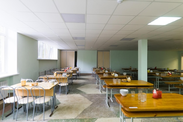 Sedie e tavoli la sala da pranzo della scuola è in isolamento in quarantena