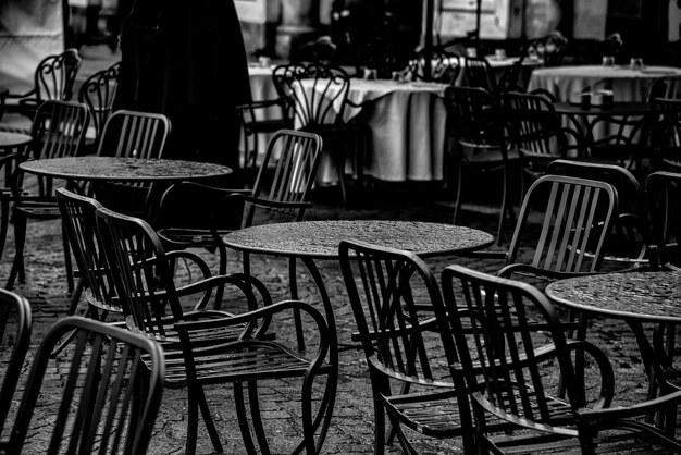 Sedie e tavoli vuoti al caffè sul marciapiede