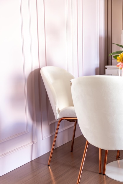 Sedie e tavoli vuoti moderni a casa