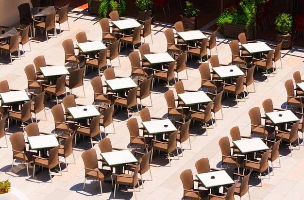 Sedie e tavoli vuoti nei caffè sul mare