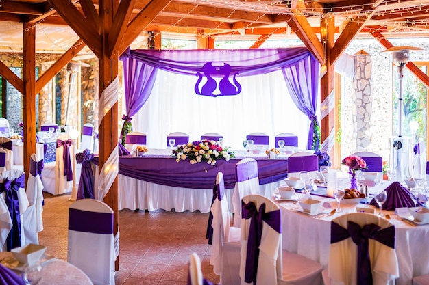 Sedie e tavoli vuoti nel ristorante durante la cerimonia nuziale