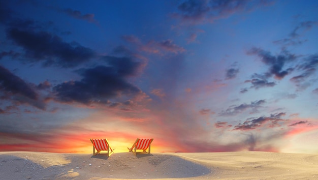 Sedie In spiaggia al tramonto. cielo crepuscolare colorato