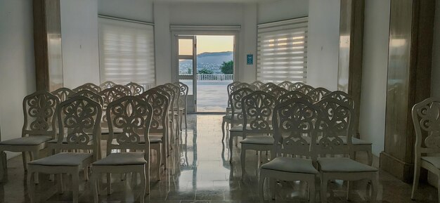 Sedie in una sala conferenze al mattino Vista anteriore dell'interno dell'auditorium di lusso con posti vuoti