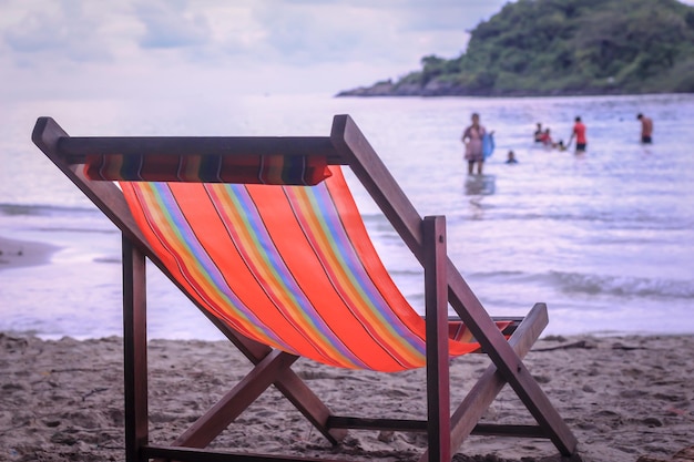 Sedie multicolori sulla spiaggia contro il cielo