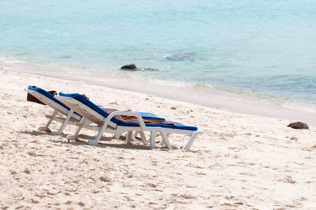 Sedie su una bellissima spiaggia