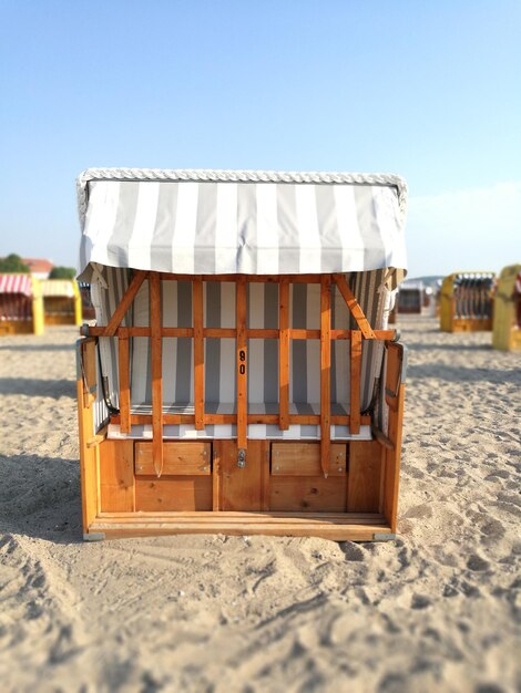 Sedie sulla spiaggia contro il cielo in una giornata di sole