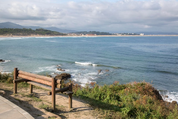 Sedile in legno nella spiaggia di Loredo a Santander, Cantabria, Spagna