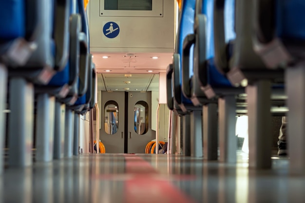 Sedili interni del treno ferroviario in un treno in una carrozza ferroviaria con sedili blu