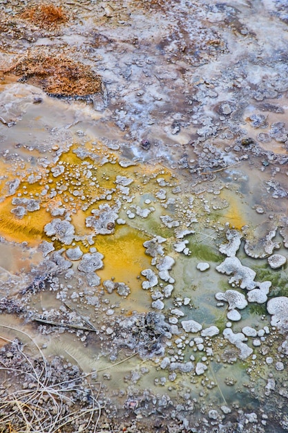 Sedimento colorato da piscine a Yellowstone