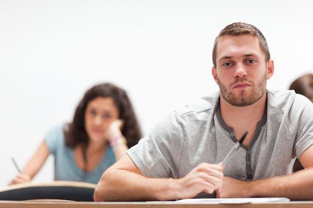 Seduta sorridente bella dello studente