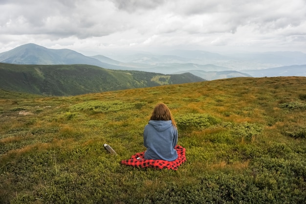 Seduto in montagna