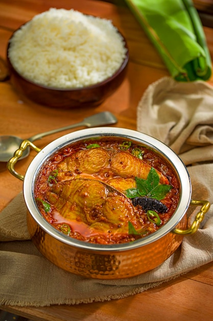 Seer Fish curry di pesce indiano tradizionale al curry speciale del Kerala disposto in una ciotola di rame