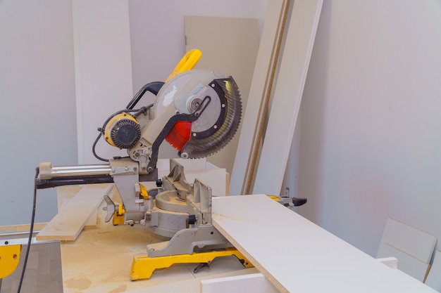 Sega circolare. Carpenter Using Circular Saw per mensola in legno