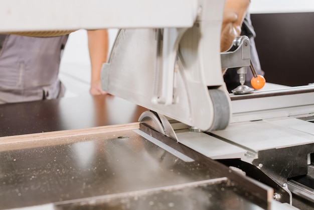 Sega circolare per il taglio di materiali in legno su una macchina per la lavorazione del legno in una fabbrica di mobili