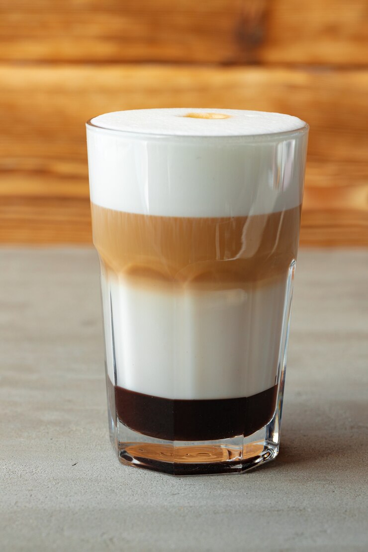 Photo segelas latte aromatik lezat dengan latar belakang kayu