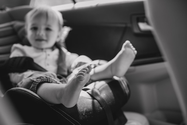 Seggiolino auto per bambini a piedi nudi