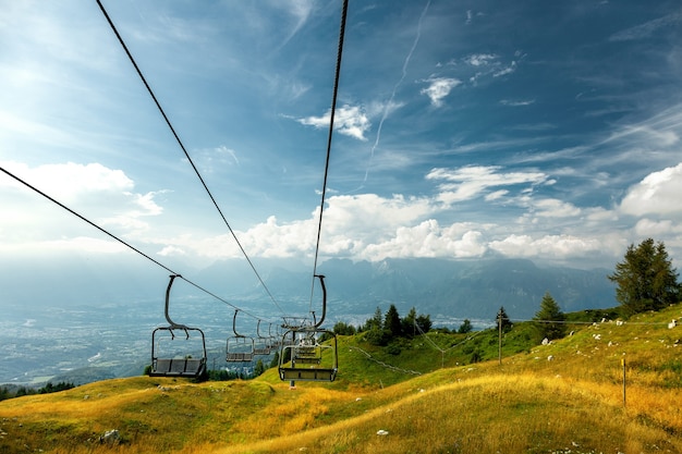 Seggiovia a monte del Nevegal, Belluno, Italia.