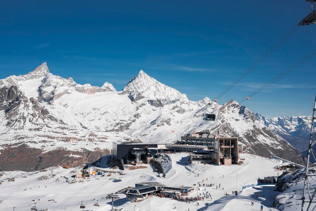 Seggiovia che passa sopra il paesaggio innevato alla stazione sciistica