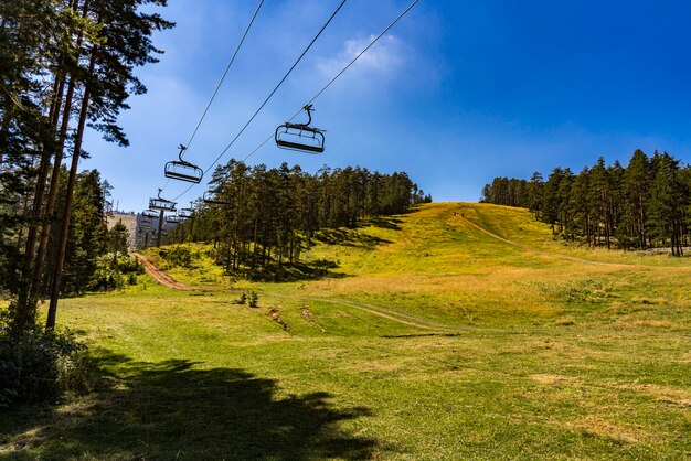 Seggiovia da sci a Tornik sul monte Zlatibor in Serbia in estate