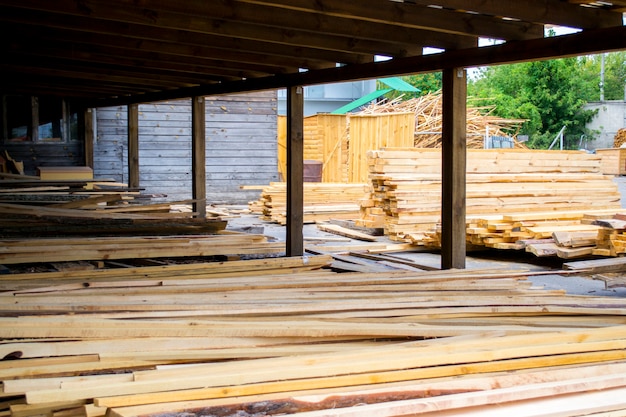 Segheria. Magazzino per segare tavole su una segheria all'aperto. Pila di legname di legno di materiale da costruzione di spazi vuoti in legno