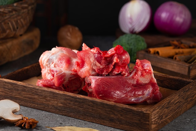 Segmentazione della parte di carne suina cruda fresca